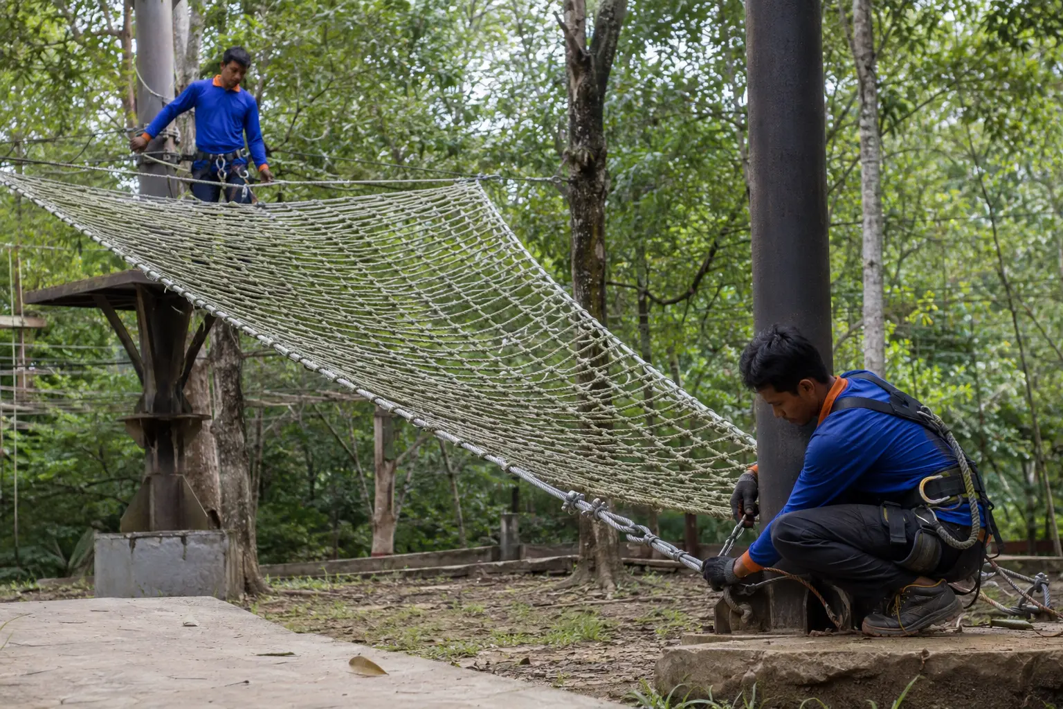Proyek pemasangan jaring hammock dan outbound