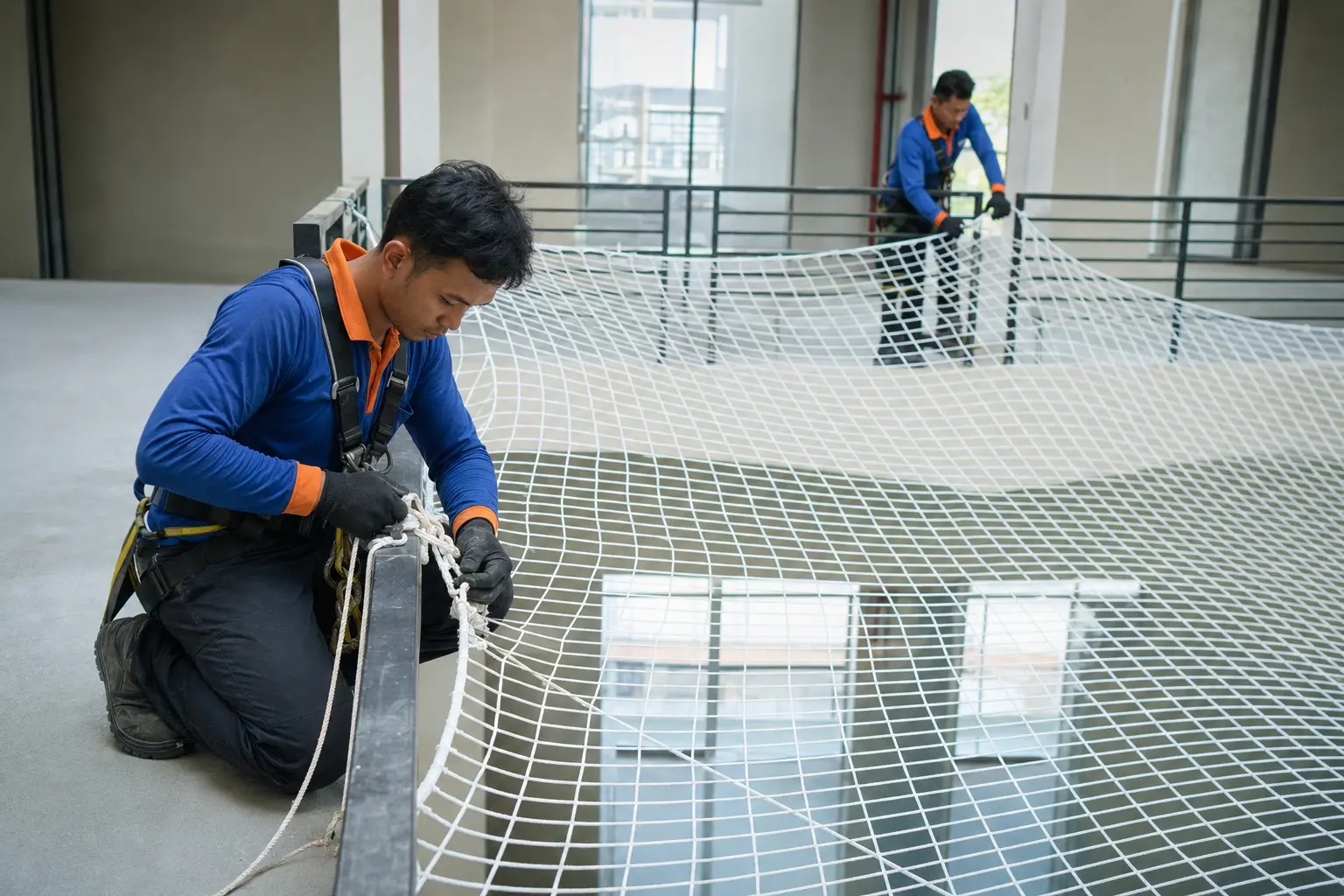 Proyek pemasangan jaring pengaman indoor
