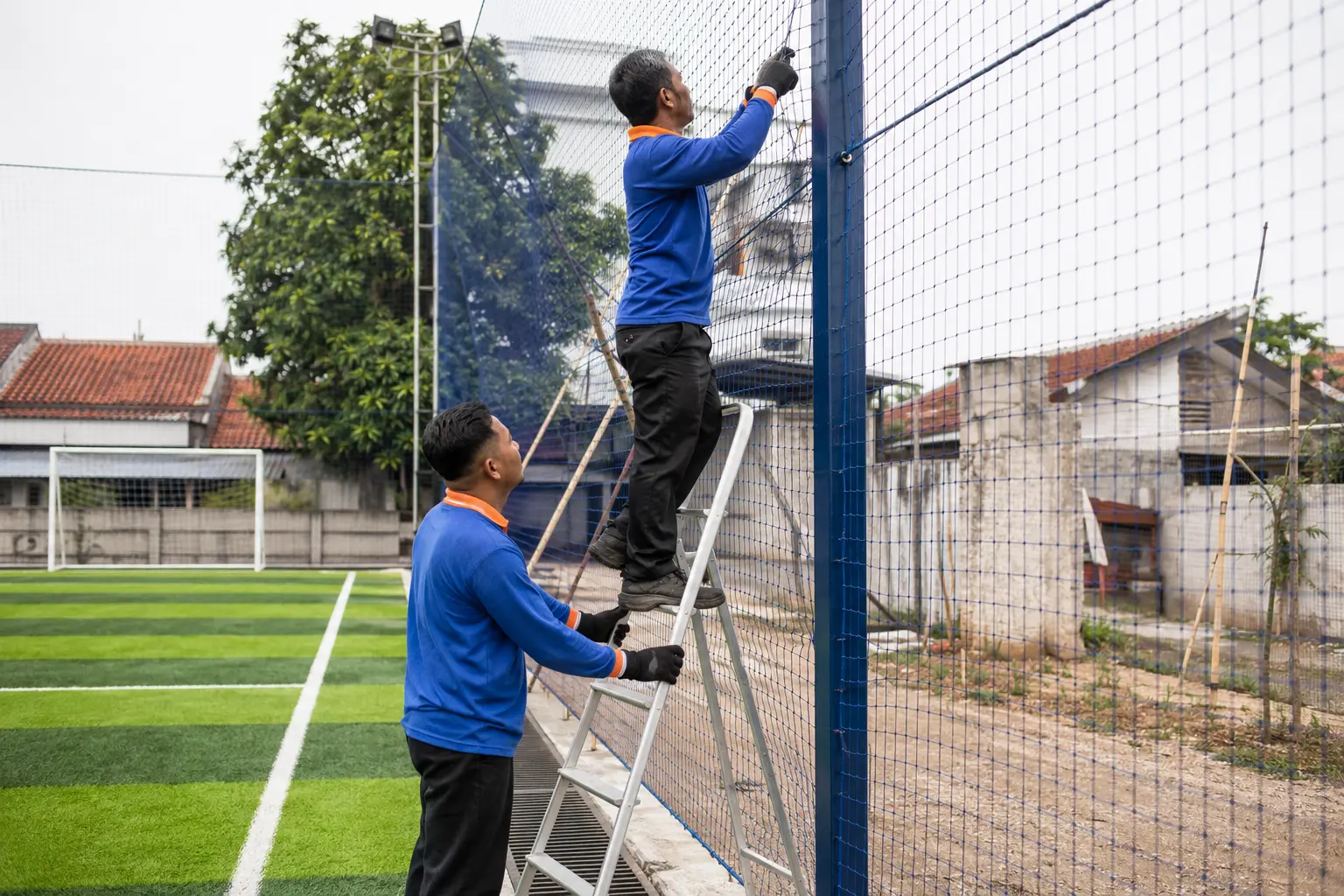 Proyek pemasangan jaring lapangan